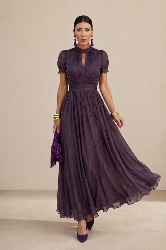 Cayetana | Vestido largo berenjena con cuello alto y mangas abullonadas