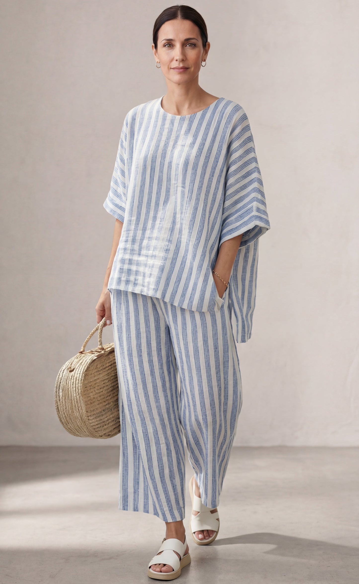 Federica | Top sofisticado de lino con rayas azules y pantalones relajados