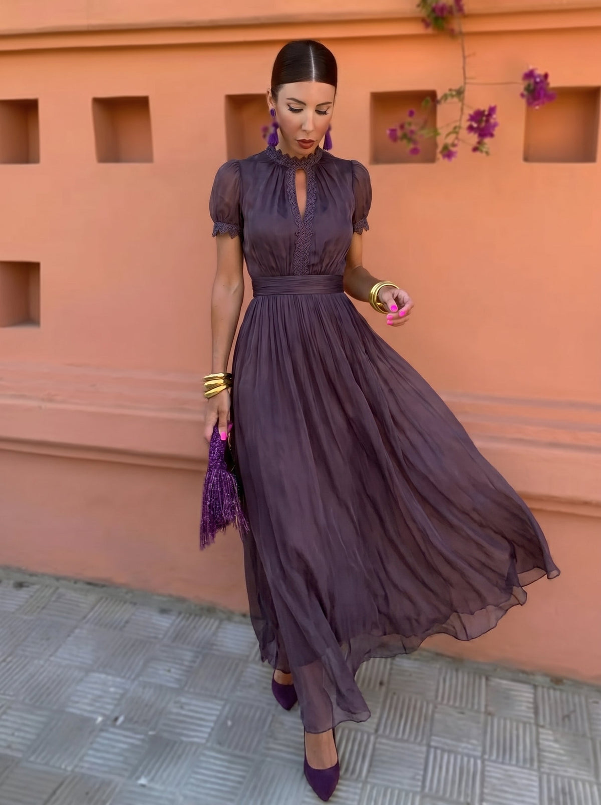 Cayetana | Vestido largo berenjena con cuello alto y mangas abullonadas