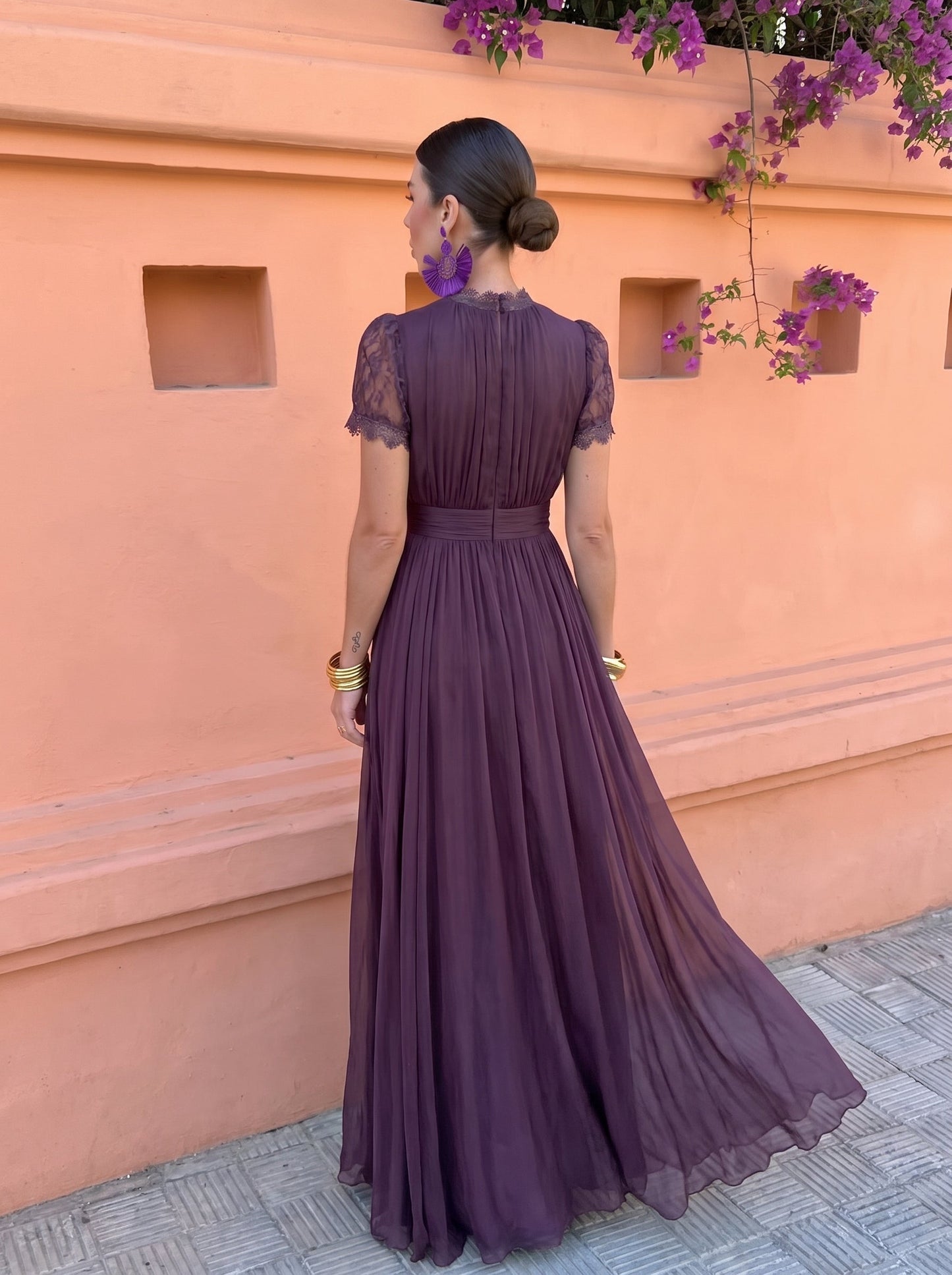 Cayetana | Vestido largo berenjena con cuello alto y mangas abullonadas