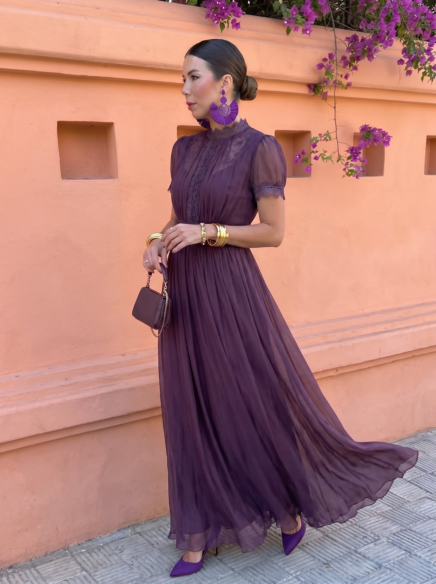 Cayetana | Vestido largo berenjena con cuello alto y mangas abullonadas
